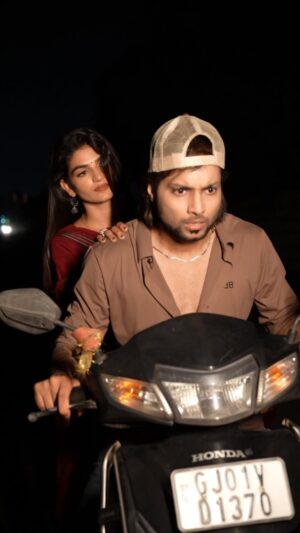 Nikita Kumawat Instagram - Bola Tha Me Chali Jaungi 🥺
#niksh @shrikkrish
#nikksfamily #reels