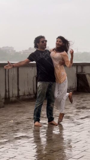 Nikita Kumawat Instagram - Tumhare Bina Toh Yeh Barish Ka Mausam Bhi Adhura Hai ⛈️☔️ Tag Your Partner ❤️🥺
#niksh @shrikrishman
#nikksfamily #reels #pehlibarish #barish #rain #love