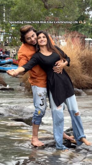 Nikita Kumawat Instagram - Zindagi Tere Naam Ki Maine ♥️🙈
#niksh @shrikkrish
#reels #nikksfamily