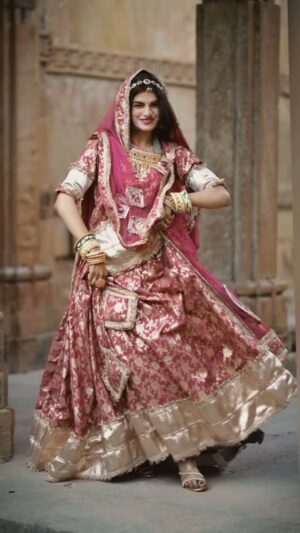 Nikita Kumawat Instagram - The Mhari Reel Bana Do Koi ?? 😅🙈
Beautiful Poshak By :~ @samriddhibaisacollection1776 🕊️
Rajputi Aad By :~ @shree_ram_rajputi_store ✨
@tipsrajasthani @soul_of_folkmusic