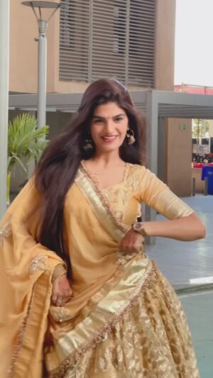 Nikita Kumawat Instagram - Mhari Gadi Ko Darevar ♥️
Outfit By :~ @royal_queens_boutique
#nikksfamily #reels