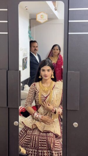 Nikita Kumawat Instagram - Yeh Ek Esa Pal Hota Hai Jab Khusi Aur Gam Sath Sath Aate Hai 🥺💔
@bharatkumawat1976 ✨
#nikksfamily #reels #bidai #daughter
