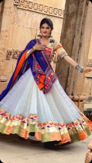 Nikita Kumawat Instagram - તમે કોની સાથે કપડાં મેચ કરવા માંગો છો ? 🙈
Beautiful Lehnga By :~ @primadesignerstudio 🎀
#nikksfamily #reels