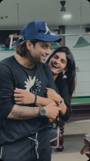 Nikita Kumawat Instagram - Jab Vo Aapki Rag Rag Se Vakif Ho 😅♥️
#niksh @shrikkrish
#nikksfamily #reels