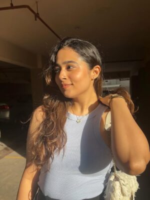 Nikita Lakhwani Instagram - Jaha dhup aa jaye waha khadi ho jati hai 🥰