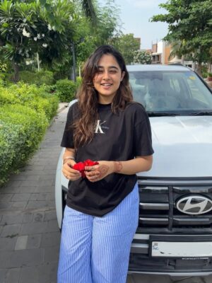 Nikita Lakhwani Instagram - “ Ankh nahi khul rahi par 2-3 khich de “
