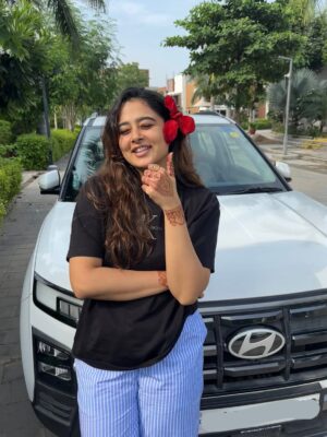 Nikita Lakhwani Instagram - “ Ankh nahi khul rahi par 2-3 khich de “