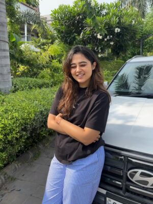 Nikita Lakhwani Instagram - “ Ankh nahi khul rahi par 2-3 khich de “