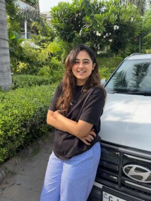Nikita Lakhwani Instagram - “ Ankh nahi khul rahi par 2-3 khich de “