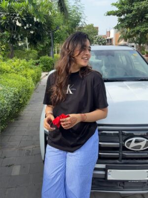 Nikita Lakhwani Instagram - “ Ankh nahi khul rahi par 2-3 khich de “