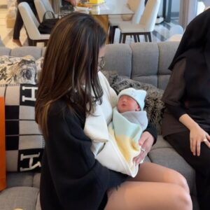 Nikita Mirzani Instagram - Such a lovely lil baby, welcome to the world baby J
a grand adventure is about to begin 🫶🏼⭐️