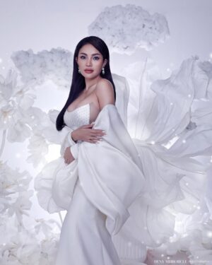 Nikita Mirzani Instagram - #Muse @nikitamirzanimawardi_172
#Photographer @denymirrorcle @mirrorclestudio
#fashiondesigner @yosepsinudarsono
#fashionstylist @dnngwcksn
Fashion assistant @rafifdarin
#makeup @pupuuttss
#hairdo @franspowhairdo
Giant flower decor @floramemoir
#Nails @kungkang.nails
#Jewelry @torendajewelry
#Shoes @eliev.atelier @eliev.id
#Studio @skala.rental
#nikita #nikitamirzanimawardi_17 #nikitamirzani #white #goddess #artwork #fairy