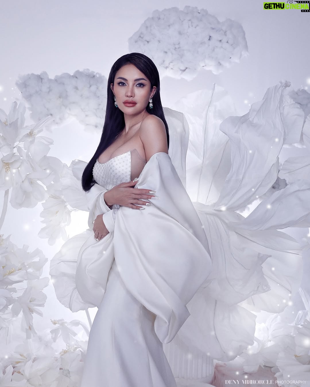 Nikita Mirzani - 421.3K Likes - #Muse @nikitamirzanimawardi_172
#Photographer @denymirrorcle @mirrorclestudio
#fashiondesigner @yosepsinudarsono
#fashionstylist @dnngwcksn
Fashion assistant @rafifdarin
#makeup @pupuuttss 
#hairdo @franspowhairdo
Giant flower decor @floramemoir
#Nails @kungkang.nails 
#Jewelry @torendajewelry 
#Shoes @eliev.atelier @eliev.id 
#Studio @skala.rental 

#nikita #nikitamirzanimawardi_17 #nikitamirzani #white #goddess #artwork #fairy