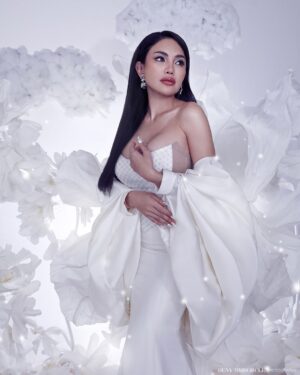 Nikita Mirzani Instagram - #Muse @nikitamirzanimawardi_172
#Photographer @denymirrorcle @mirrorclestudio
#fashiondesigner @yosepsinudarsono
#fashionstylist @dnngwcksn
Fashion assistant @rafifdarin
#makeup @pupuuttss
#hairdo @franspowhairdo
Giant flower decor @floramemoir
#Nails @kungkang.nails
#Jewelry @torendajewelry
#Shoes @eliev.atelier @eliev.id
#Studio @skala.rental
#nikita #nikitamirzanimawardi_17 #nikitamirzani #white #goddess #artwork #fairy