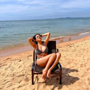 Nikita Mirzani Instagram - chillax for awhile in a beautiful pattaya, i really love the vibes #livemylife #vacation🌴