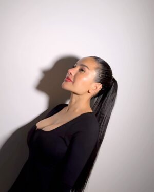 Nikita Mirzani Instagram - Berisik di sana, spotlight di sini ✨