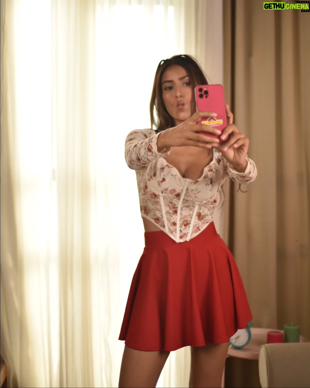 Nikita Tiwari - 2.7K Likes - ♥️

#oldschool #photoshoot #red #schoolgirl