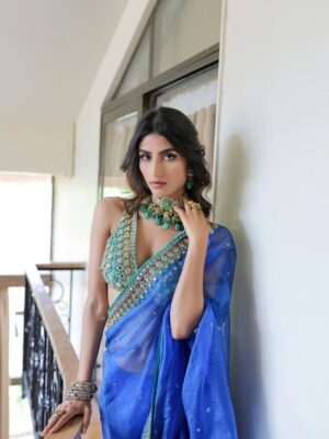 Nikita Tiwari Instagram - Meet your Own Desi Girl💙
Saree @forampatel_official
#desigirl #blue #bluesaree #indian #indianmodels #fashion #fashionphotography