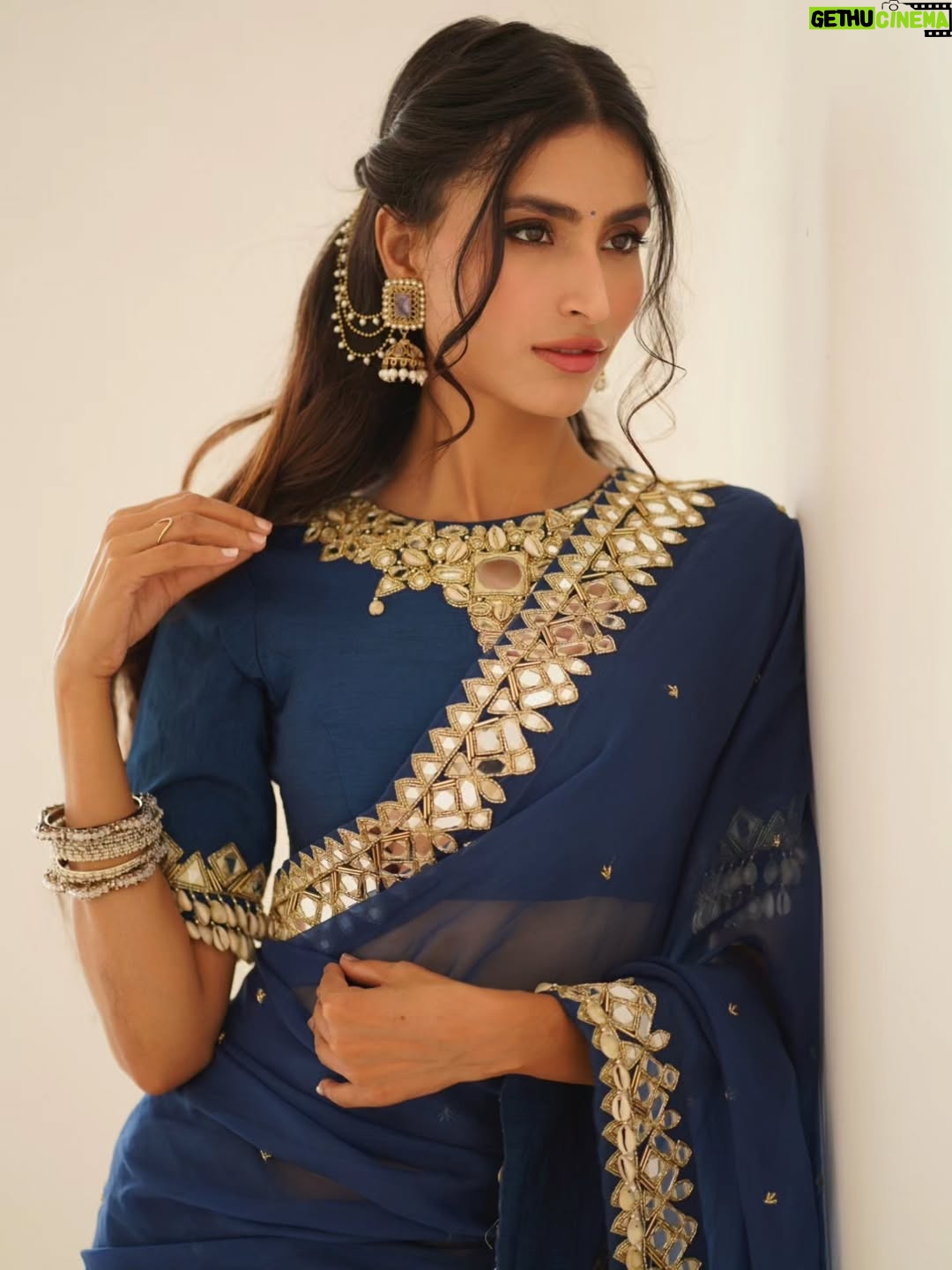 Nikita Tiwari - 5.8K Likes - Sunlight on saree, poetry in motion.🐦🦢

#SareeNotSari 
#DesiElegance 
#SixYardsOfGrace 
#SareeDiaries 
#SareeVibes 
#IndianBeauty 
#DrapedInTradition 
#EthnicGoals 
#SareeInStyle 
#ClassicInSaree 
#DesiChic 
#TraditionalLook 
#GraceInEveryFold 
#SareeFashion 
#TimelessElegance
