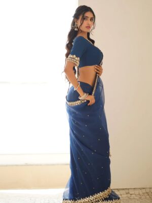 Nikita Tiwari Instagram - Sunlight on saree, poetry in motion.🐦🦢
#SareeNotSari
#DesiElegance
#SixYardsOfGrace
#SareeDiaries
#SareeVibes
#IndianBeauty
#DrapedInTradition
#EthnicGoals
#SareeInStyle
#ClassicInSaree
#DesiChic
#TraditionalLook
#GraceInEveryFold
#SareeFashion
#TimelessElegance