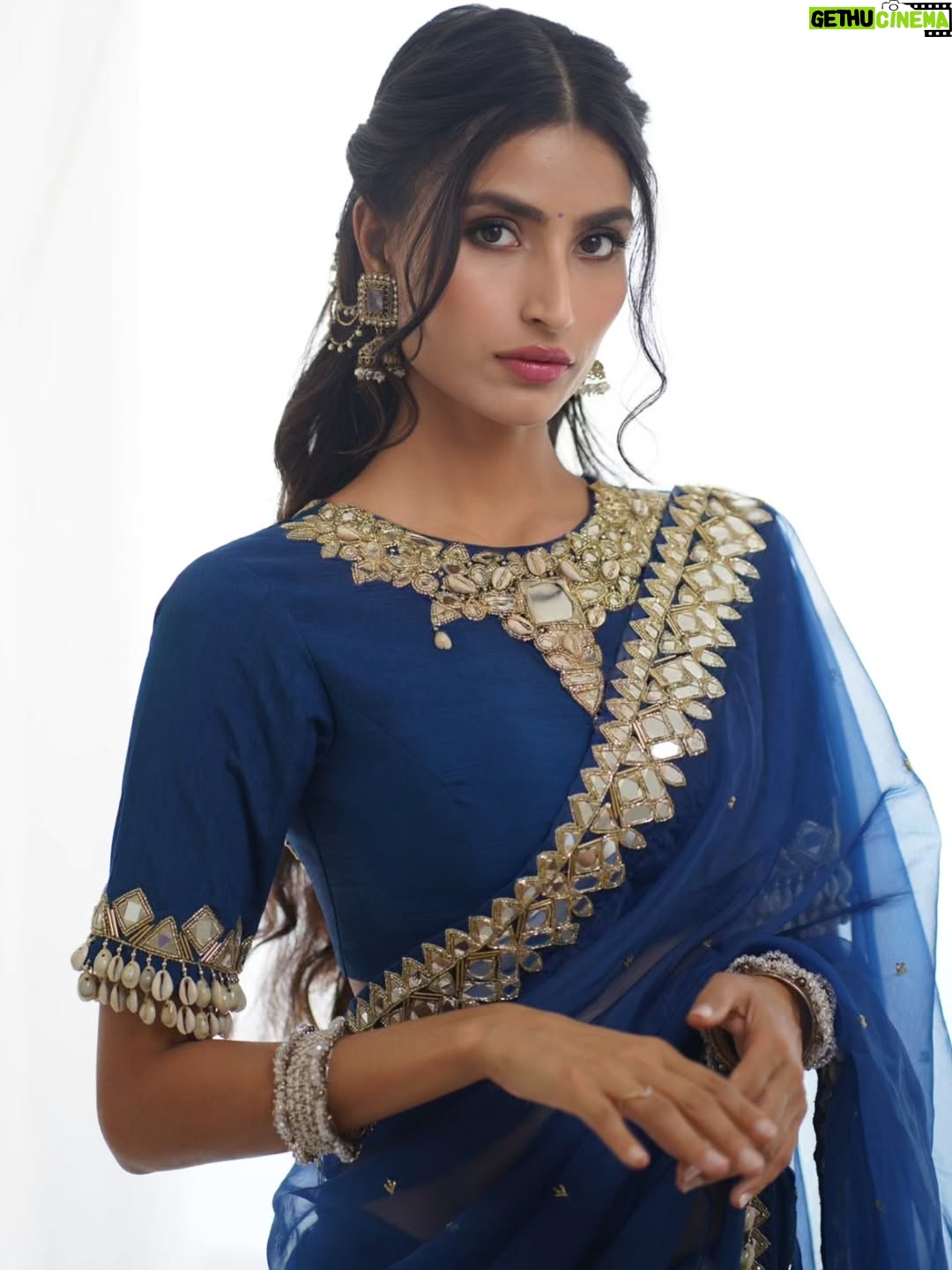 Nikita Tiwari - 5.8K Likes - Sunlight on saree, poetry in motion.🐦🦢

#SareeNotSari 
#DesiElegance 
#SixYardsOfGrace 
#SareeDiaries 
#SareeVibes 
#IndianBeauty 
#DrapedInTradition 
#EthnicGoals 
#SareeInStyle 
#ClassicInSaree 
#DesiChic 
#TraditionalLook 
#GraceInEveryFold 
#SareeFashion 
#TimelessElegance