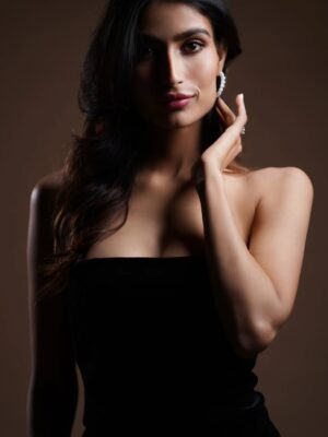 Nikita Tiwari Instagram - ♟️🖤
#black #dress #photooftheday #photography #ootd #model