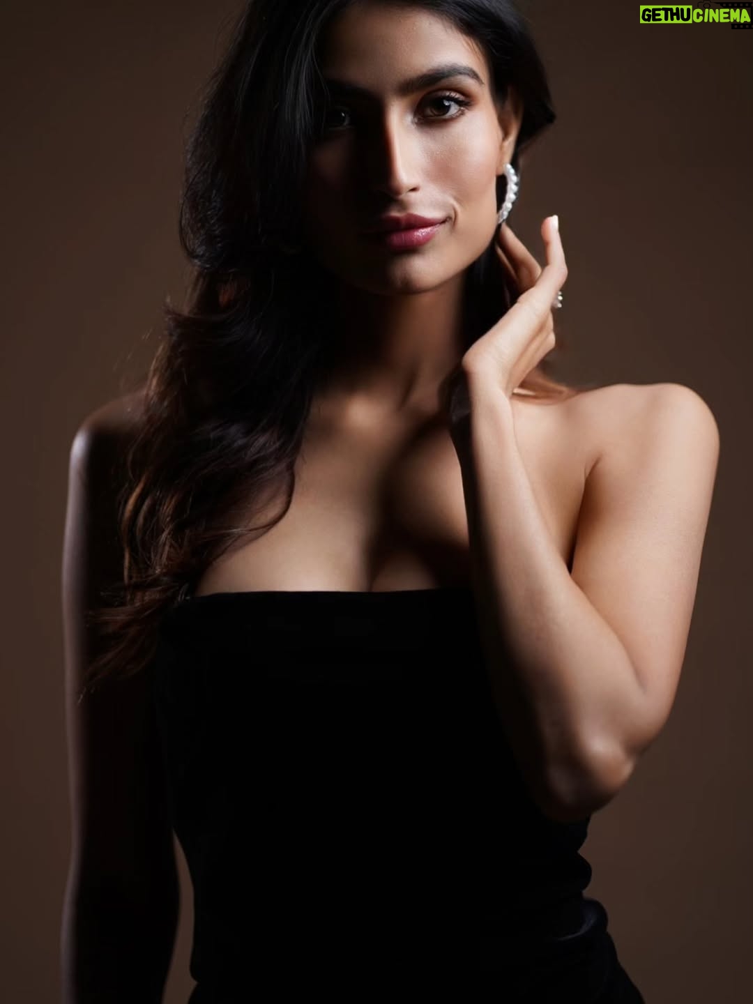 Nikita Tiwari - 6.6K Likes - ♟️🖤

#black #dress #photooftheday #photography #ootd #model