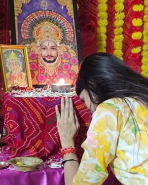Nikita Vaid Instagram - Jai Shree Shyam🙏♥️
#khatushyamji #babashyam #jaipur