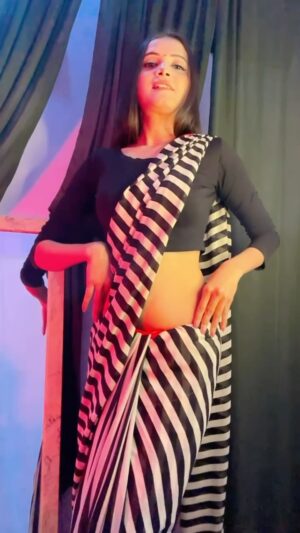 Nikita Vaid Instagram - Teri patli kamar ♥️✨
#nikitavaid #reels #trending