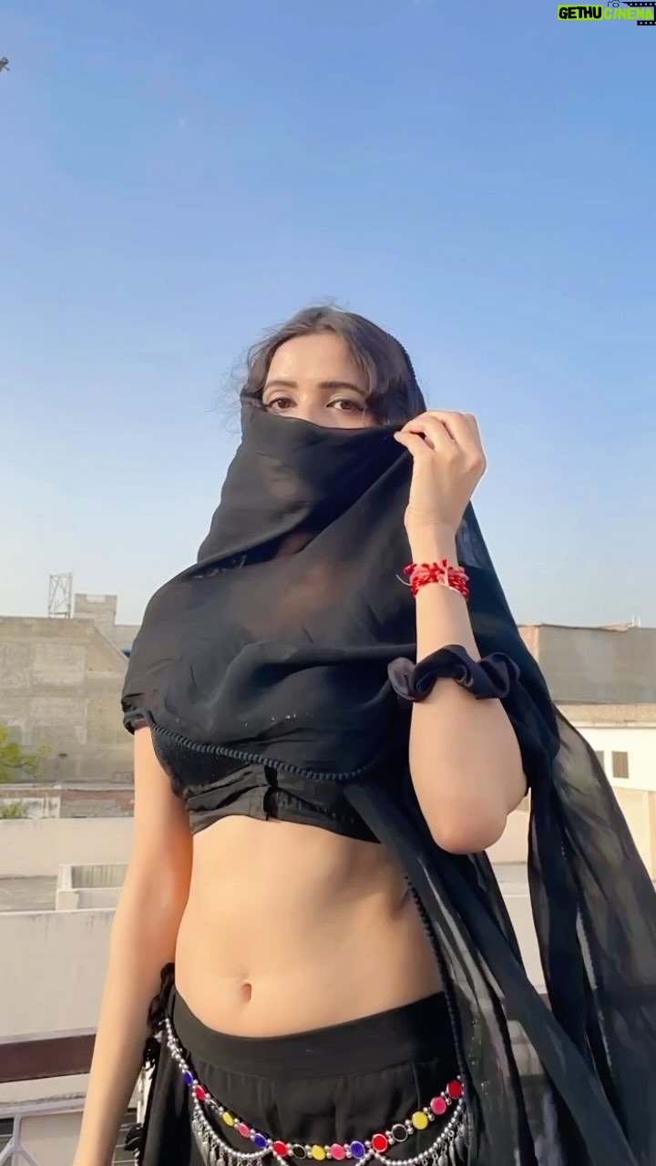Nikita Vaid - 273.4K Likes - Unse Nazar Aise Mili♥️✨ 

#nikitavaid #reels #trending