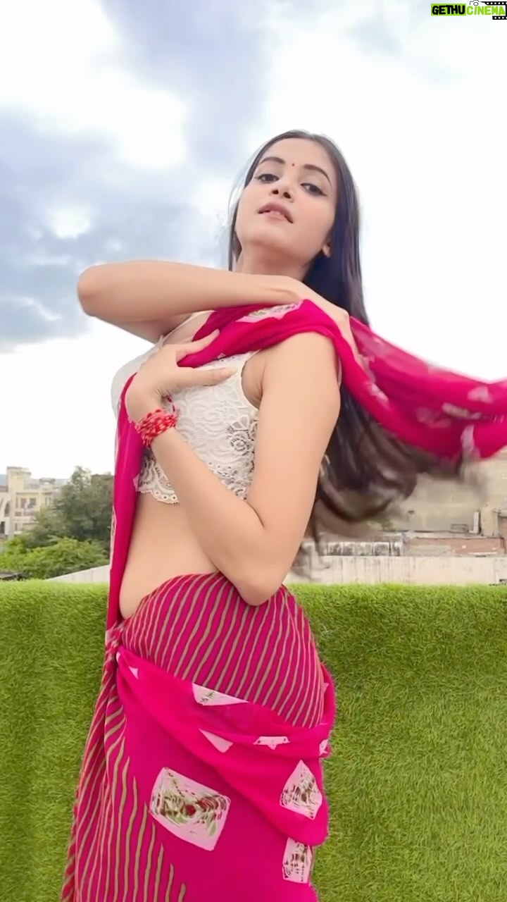 Nikita Vaid - 270.1K Likes - Chammak Challo✨🥀 

#nikitavaid #reels #trending