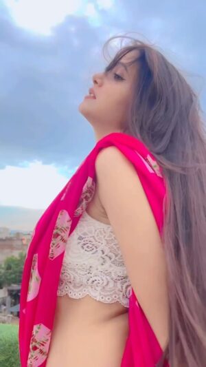 Nikita Vaid Instagram - Dil mein baji Gantiyaan re 🛎️🥀✨
#nikitavaid #reels #trending