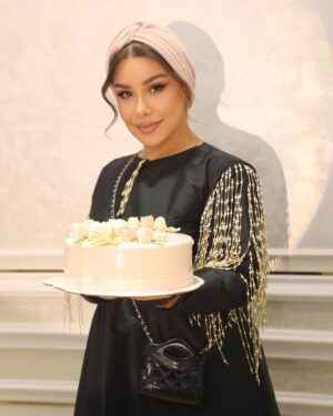 Nilufar Usmonova Instagram - Oʻzbekiston, Qoraqalpogʻiston va Tojikiston xalq Artisti, “Buyuk xizmatlari uchun”, “Fidokorona xizmatlari uchun” ordenlari hamda “Shuhrat” medali sohibasi Yulduz Usmonova tavallud ayyomingiz muborak bo’lsin! Sizga sog’lik-salomatlik, uzoq va farovon hayot tilaymiz. 🎂@yulduzibragimovnausmonova @nilufarusmonova @azlarsinger @nora___________official @narkisos1999 @guljahonzaynitdinova #azamatstilist 🦩