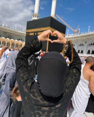 Nilufar Usmonova Instagram - Allohim o'z uyiga chaqirdi🤍 Alhamdullillah, Ming shukur🤲 Ichimdagi hislarim ta'rifi so'zlarga sig'maydi. Huzur, shukur, ibodat...cheksiz baxt
🤍 Inson qoʻlidagi neʼmatlarga shukur qilar ekan, neʼmatlari ziyoda boʻlishiga guvoh boʻladi. Alloh taolo bandalariga mislsiz neʼmatlarni inom etdi. Faqatgina bir talab, ana shu neʼmatlarga shukr qilishni talab etdi. Allohim hammasi uchun ming shukur🤍
Bu muborak sayohatda bizdan o'z yordamini ayamagan organizatorlarga, yuzboshi, ellikboshi va u yerda yashayotgan o'zbeklarimizga minnatdorchiligimni bildiraman❤️