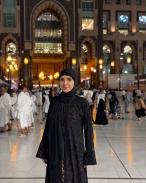 Nilufar Usmonova Instagram - Allohim o'z uyiga chaqirdi🤍 Alhamdullillah, Ming shukur🤲 Ichimdagi hislarim ta'rifi so'zlarga sig'maydi. Huzur, shukur, ibodat...cheksiz baxt
🤍 Inson qoʻlidagi neʼmatlarga shukur qilar ekan, neʼmatlari ziyoda boʻlishiga guvoh boʻladi. Alloh taolo bandalariga mislsiz neʼmatlarni inom etdi. Faqatgina bir talab, ana shu neʼmatlarga shukr qilishni talab etdi. Allohim hammasi uchun ming shukur🤍
Bu muborak sayohatda bizdan o'z yordamini ayamagan organizatorlarga, yuzboshi, ellikboshi va u yerda yashayotgan o'zbeklarimizga minnatdorchiligimni bildiraman❤️