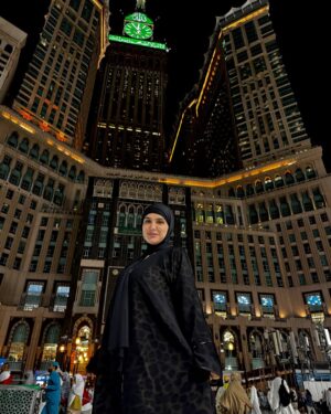 Nilufar Usmonova Instagram - Allohim o'z uyiga chaqirdi🤍 Alhamdullillah, Ming shukur🤲 Ichimdagi hislarim ta'rifi so'zlarga sig'maydi. Huzur, shukur, ibodat...cheksiz baxt
🤍 Inson qoʻlidagi neʼmatlarga shukur qilar ekan, neʼmatlari ziyoda boʻlishiga guvoh boʻladi. Alloh taolo bandalariga mislsiz neʼmatlarni inom etdi. Faqatgina bir talab, ana shu neʼmatlarga shukr qilishni talab etdi. Allohim hammasi uchun ming shukur🤍
Bu muborak sayohatda bizdan o'z yordamini ayamagan organizatorlarga, yuzboshi, ellikboshi va u yerda yashayotgan o'zbeklarimizga minnatdorchiligimni bildiraman❤️