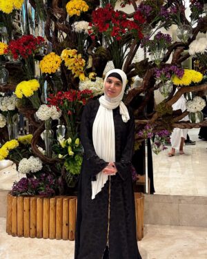 Nilufar Usmonova Instagram - Allohim o'z uyiga chaqirdi🤍 Alhamdullillah, Ming shukur🤲 Ichimdagi hislarim ta'rifi so'zlarga sig'maydi. Huzur, shukur, ibodat...cheksiz baxt
🤍 Inson qoʻlidagi neʼmatlarga shukur qilar ekan, neʼmatlari ziyoda boʻlishiga guvoh boʻladi. Alloh taolo bandalariga mislsiz neʼmatlarni inom etdi. Faqatgina bir talab, ana shu neʼmatlarga shukr qilishni talab etdi. Allohim hammasi uchun ming shukur🤍
Bu muborak sayohatda bizdan o'z yordamini ayamagan organizatorlarga, yuzboshi, ellikboshi va u yerda yashayotgan o'zbeklarimizga minnatdorchiligimni bildiraman❤️