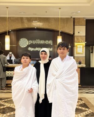 Nilufar Usmonova Instagram - Allohim o'z uyiga chaqirdi🤍 Alhamdullillah, Ming shukur🤲 Ichimdagi hislarim ta'rifi so'zlarga sig'maydi. Huzur, shukur, ibodat...cheksiz baxt
🤍 Inson qoʻlidagi neʼmatlarga shukur qilar ekan, neʼmatlari ziyoda boʻlishiga guvoh boʻladi. Alloh taolo bandalariga mislsiz neʼmatlarni inom etdi. Faqatgina bir talab, ana shu neʼmatlarga shukr qilishni talab etdi. Allohim hammasi uchun ming shukur🤍
Bu muborak sayohatda bizdan o'z yordamini ayamagan organizatorlarga, yuzboshi, ellikboshi va u yerda yashayotgan o'zbeklarimizga minnatdorchiligimni bildiraman❤️
