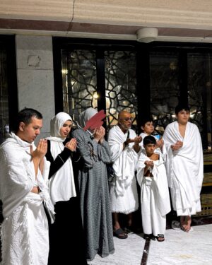 Nilufar Usmonova Instagram - Allohim o'z uyiga chaqirdi🤍 Alhamdullillah, Ming shukur🤲 Ichimdagi hislarim ta'rifi so'zlarga sig'maydi. Huzur, shukur, ibodat...cheksiz baxt
🤍 Inson qoʻlidagi neʼmatlarga shukur qilar ekan, neʼmatlari ziyoda boʻlishiga guvoh boʻladi. Alloh taolo bandalariga mislsiz neʼmatlarni inom etdi. Faqatgina bir talab, ana shu neʼmatlarga shukr qilishni talab etdi. Allohim hammasi uchun ming shukur🤍
Bu muborak sayohatda bizdan o'z yordamini ayamagan organizatorlarga, yuzboshi, ellikboshi va u yerda yashayotgan o'zbeklarimizga minnatdorchiligimni bildiraman❤️