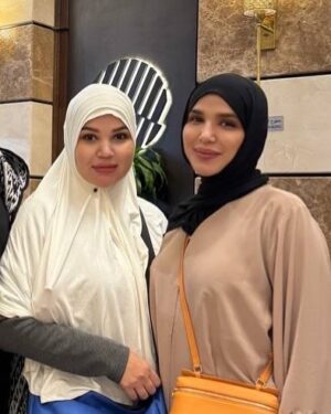 Nilufar Usmonova Instagram - Allohim o'z uyiga chaqirdi🤍 Alhamdullillah, Ming shukur🤲 Ichimdagi hislarim ta'rifi so'zlarga sig'maydi. Huzur, shukur, ibodat...cheksiz baxt
🤍 Inson qoʻlidagi neʼmatlarga shukur qilar ekan, neʼmatlari ziyoda boʻlishiga guvoh boʻladi. Alloh taolo bandalariga mislsiz neʼmatlarni inom etdi. Faqatgina bir talab, ana shu neʼmatlarga shukr qilishni talab etdi. Allohim hammasi uchun ming shukur🤍
Bu muborak sayohatda bizdan o'z yordamini ayamagan organizatorlarga, yuzboshi, ellikboshi va u yerda yashayotgan o'zbeklarimizga minnatdorchiligimni bildiraman❤️