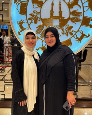 Nilufar Usmonova Instagram - Allohim o'z uyiga chaqirdi🤍 Alhamdullillah, Ming shukur🤲 Ichimdagi hislarim ta'rifi so'zlarga sig'maydi. Huzur, shukur, ibodat...cheksiz baxt
🤍 Inson qoʻlidagi neʼmatlarga shukur qilar ekan, neʼmatlari ziyoda boʻlishiga guvoh boʻladi. Alloh taolo bandalariga mislsiz neʼmatlarni inom etdi. Faqatgina bir talab, ana shu neʼmatlarga shukr qilishni talab etdi. Allohim hammasi uchun ming shukur🤍
Bu muborak sayohatda bizdan o'z yordamini ayamagan organizatorlarga, yuzboshi, ellikboshi va u yerda yashayotgan o'zbeklarimizga minnatdorchiligimni bildiraman❤️