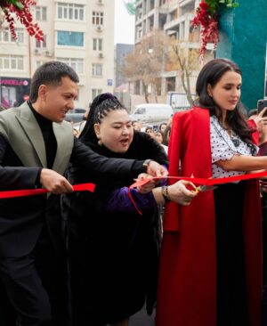 Nilufar Usmonova Instagram - Aziz do‘stim, opam va haqiqiy ona sher @xalimaxonim,
Siz har doim o‘zingizni sherga o‘xshatar edingiz — kuchli, to‘xtovsiz, yengilmas. Bu hayotda ko‘p sinovlardan o‘tdingiz va har doim kurashdingiz. Eng oxirgisi esa ikki farzandingiz uchun edi, ular hali yosh. Siz ularga onalik mehrini, o‘zgacha kuchni va sevgini berib ketdingiz. Tarixda esa o’z nomingizni qoldirdingiz. Kimdir sizdan qo‘rqdi, ko‘plar sizni sevdi. Siz mehribon ona, sadoqatli rafiqa, yaxshi opa va sodiq do‘st edingiz. Bizning oilamiz uchun juda aziz va bizning bir bo‘lagimiz edingiz. Har bir quvonchli kunimda, farzandlarim tug’ilganida ham xursand bo’lib, yonimda turgansiz. Qalbi daryo inson edingiz.
Qilgan yaxshiliklaringizni Alloh qabul qilsin, so’roq savollaringiz oson bo’lsin.
Alloh barcha gunohlaringizni avf etsin va joyingiz jannatda bo’lsin. Siz doim qalbimizdasiz.