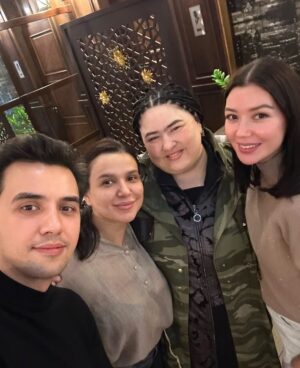 Nilufar Usmonova Instagram - Aziz do‘stim, opam va haqiqiy ona sher @xalimaxonim,
Siz har doim o‘zingizni sherga o‘xshatar edingiz — kuchli, to‘xtovsiz, yengilmas. Bu hayotda ko‘p sinovlardan o‘tdingiz va har doim kurashdingiz. Eng oxirgisi esa ikki farzandingiz uchun edi, ular hali yosh. Siz ularga onalik mehrini, o‘zgacha kuchni va sevgini berib ketdingiz. Tarixda esa o’z nomingizni qoldirdingiz. Kimdir sizdan qo‘rqdi, ko‘plar sizni sevdi. Siz mehribon ona, sadoqatli rafiqa, yaxshi opa va sodiq do‘st edingiz. Bizning oilamiz uchun juda aziz va bizning bir bo‘lagimiz edingiz. Har bir quvonchli kunimda, farzandlarim tug’ilganida ham xursand bo’lib, yonimda turgansiz. Qalbi daryo inson edingiz.
Qilgan yaxshiliklaringizni Alloh qabul qilsin, so’roq savollaringiz oson bo’lsin.
Alloh barcha gunohlaringizni avf etsin va joyingiz jannatda bo’lsin. Siz doim qalbimizdasiz.