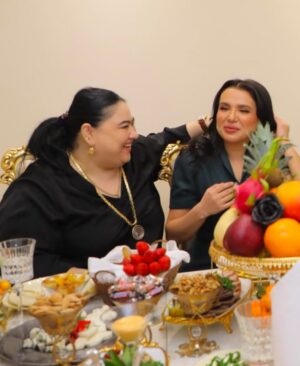 Nilufar Usmonova Instagram - Aziz do‘stim, opam va haqiqiy ona sher @xalimaxonim,
Siz har doim o‘zingizni sherga o‘xshatar edingiz — kuchli, to‘xtovsiz, yengilmas. Bu hayotda ko‘p sinovlardan o‘tdingiz va har doim kurashdingiz. Eng oxirgisi esa ikki farzandingiz uchun edi, ular hali yosh. Siz ularga onalik mehrini, o‘zgacha kuchni va sevgini berib ketdingiz. Tarixda esa o’z nomingizni qoldirdingiz. Kimdir sizdan qo‘rqdi, ko‘plar sizni sevdi. Siz mehribon ona, sadoqatli rafiqa, yaxshi opa va sodiq do‘st edingiz. Bizning oilamiz uchun juda aziz va bizning bir bo‘lagimiz edingiz. Har bir quvonchli kunimda, farzandlarim tug’ilganida ham xursand bo’lib, yonimda turgansiz. Qalbi daryo inson edingiz.
Qilgan yaxshiliklaringizni Alloh qabul qilsin, so’roq savollaringiz oson bo’lsin.
Alloh barcha gunohlaringizni avf etsin va joyingiz jannatda bo’lsin. Siz doim qalbimizdasiz.