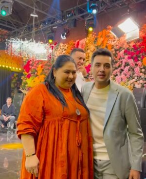 Nilufar Usmonova Instagram - Aziz do‘stim, opam va haqiqiy ona sher @xalimaxonim,
Siz har doim o‘zingizni sherga o‘xshatar edingiz — kuchli, to‘xtovsiz, yengilmas. Bu hayotda ko‘p sinovlardan o‘tdingiz va har doim kurashdingiz. Eng oxirgisi esa ikki farzandingiz uchun edi, ular hali yosh. Siz ularga onalik mehrini, o‘zgacha kuchni va sevgini berib ketdingiz. Tarixda esa o’z nomingizni qoldirdingiz. Kimdir sizdan qo‘rqdi, ko‘plar sizni sevdi. Siz mehribon ona, sadoqatli rafiqa, yaxshi opa va sodiq do‘st edingiz. Bizning oilamiz uchun juda aziz va bizning bir bo‘lagimiz edingiz. Har bir quvonchli kunimda, farzandlarim tug’ilganida ham xursand bo’lib, yonimda turgansiz. Qalbi daryo inson edingiz.
Qilgan yaxshiliklaringizni Alloh qabul qilsin, so’roq savollaringiz oson bo’lsin.
Alloh barcha gunohlaringizni avf etsin va joyingiz jannatda bo’lsin. Siz doim qalbimizdasiz.