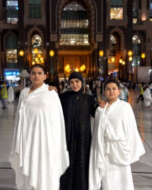 Nilufar Usmonova Instagram - Allohim o'z uyiga chaqirdi🤍 Alhamdullillah, Ming shukur🤲 Ichimdagi hislarim ta'rifi so'zlarga sig'maydi. Huzur, shukur, ibodat...cheksiz baxt
🤍 Inson qoʻlidagi neʼmatlarga shukur qilar ekan, neʼmatlari ziyoda boʻlishiga guvoh boʻladi. Alloh taolo bandalariga mislsiz neʼmatlarni inom etdi. Faqatgina bir talab, ana shu neʼmatlarga shukr qilishni talab etdi. Allohim hammasi uchun ming shukur🤍
Bu muborak sayohatda bizdan o'z yordamini ayamagan organizatorlarga, yuzboshi, ellikboshi va u yerda yashayotgan o'zbeklarimizga minnatdorchiligimni bildiraman❤️