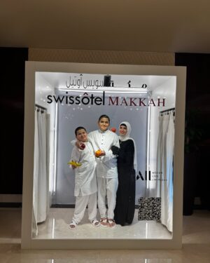 Nilufar Usmonova Instagram - Allohim o'z uyiga chaqirdi🤍 Alhamdullillah, Ming shukur🤲 Ichimdagi hislarim ta'rifi so'zlarga sig'maydi. Huzur, shukur, ibodat...cheksiz baxt
🤍 Inson qoʻlidagi neʼmatlarga shukur qilar ekan, neʼmatlari ziyoda boʻlishiga guvoh boʻladi. Alloh taolo bandalariga mislsiz neʼmatlarni inom etdi. Faqatgina bir talab, ana shu neʼmatlarga shukr qilishni talab etdi. Allohim hammasi uchun ming shukur🤍
Bu muborak sayohatda bizdan o'z yordamini ayamagan organizatorlarga, yuzboshi, ellikboshi va u yerda yashayotgan o'zbeklarimizga minnatdorchiligimni bildiraman❤️