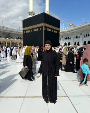 Nilufar Usmonova Instagram - Allohim o'z uyiga chaqirdi🤍 Alhamdullillah, Ming shukur🤲 Ichimdagi hislarim ta'rifi so'zlarga sig'maydi. Huzur, shukur, ibodat...cheksiz baxt
🤍 Inson qoʻlidagi neʼmatlarga shukur qilar ekan, neʼmatlari ziyoda boʻlishiga guvoh boʻladi. Alloh taolo bandalariga mislsiz neʼmatlarni inom etdi. Faqatgina bir talab, ana shu neʼmatlarga shukr qilishni talab etdi. Allohim hammasi uchun ming shukur🤍
Bu muborak sayohatda bizdan o'z yordamini ayamagan organizatorlarga, yuzboshi, ellikboshi va u yerda yashayotgan o'zbeklarimizga minnatdorchiligimni bildiraman❤️