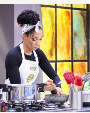 Nina Caicedo Instagram - No se lo esperaban verdad?🥺🥺 yo tampoco, llegué a pensar que avanzaría más, pero así es el juego, un error te deja fuera de la competencia, no me queda más que agradecerles a todos los que de alguna manera me enviaron vibras positivas, de verdad que había momentos duros, pero ustedes me levantaron, competí con el corazón, aprendí montones y me voy cuando más estaba disfrutando!
Gracias a Dios, a mi papá @nino_caicedo que todas las mañanas me hablaba de la importancia de agradecer y de seguir firme, gracias a mi bro del alma @anddycaicedo por sus palabras cuando lo llamaba llorando a decirle que estaba cansada, a mi mamá por sus palabras de aliento, gracias enormes a mis chefs Alejandro y @ruthy_arenas por sus conocimientos gracias a ellos tuve algunas buenas preparaciones, pines, cachetes, felicitaciones etc 🫀Gracias a mis queridos Chefs @nicodezubiria @jorge.rausch @adriamarina a mi hermosa @claudiabahamon por el cariño y muchos abrazos que me dio, gracias a mis compañeros del alma que tanto reímos y sufrimos jajajaja gracias a @masterchefcelebrityco gracias @canalrcn estuve viva, fui plenamente feliz!