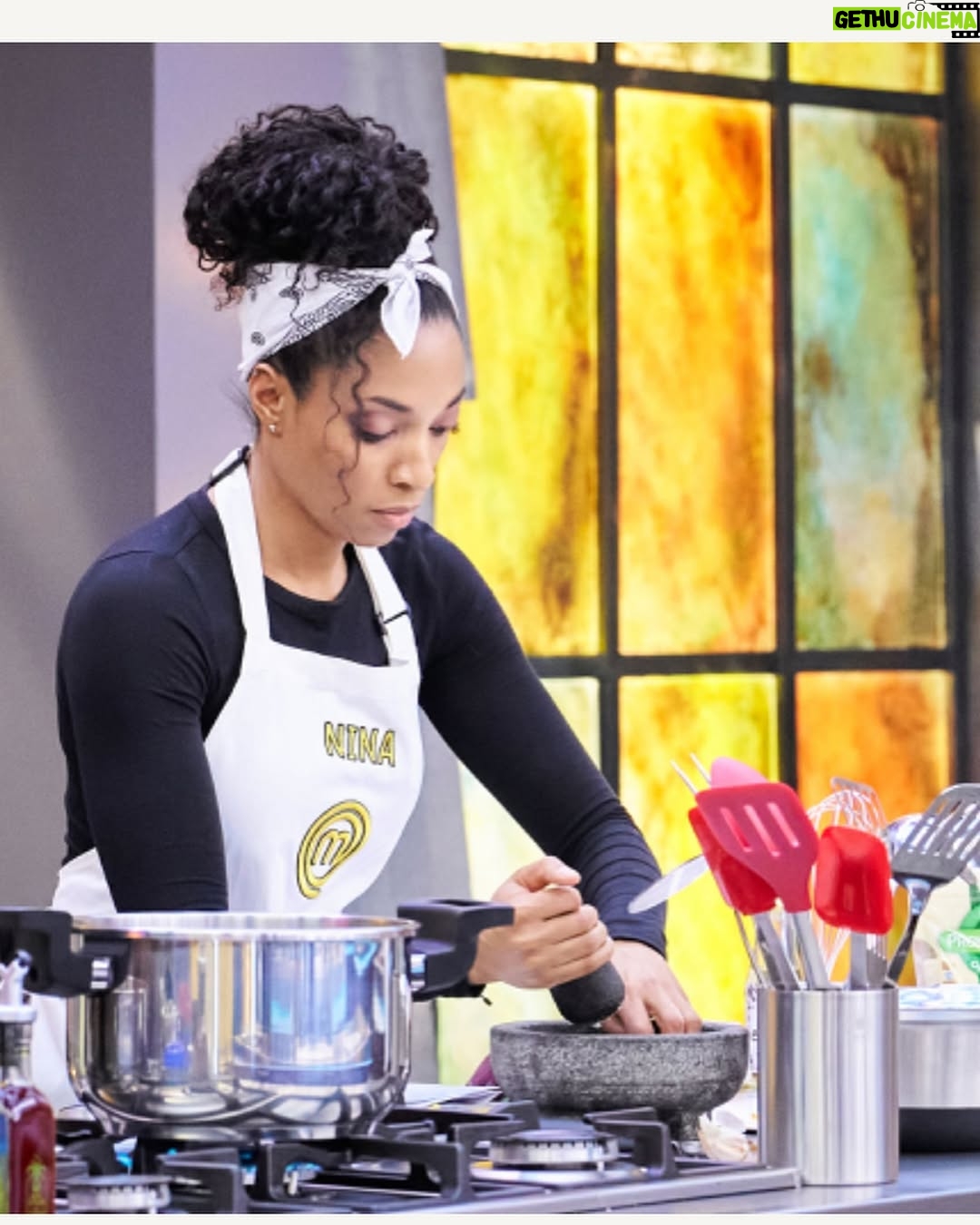 Nina Caicedo - 12.6K Likes - No se lo esperaban verdad?🥺🥺 yo tampoco, llegué a pensar que avanzaría más, pero así es el juego, un error te deja fuera de la competencia, no me queda más que agradecerles a todos los que de alguna manera me enviaron vibras positivas, de verdad que había momentos duros, pero ustedes me levantaron, competí con el corazón, aprendí montones y me voy cuando más estaba disfrutando! 

Gracias a Dios, a mi papá @nino_caicedo que todas las mañanas me hablaba de la importancia de agradecer y  de seguir firme, gracias a mi bro del alma @anddycaicedo por sus palabras cuando lo llamaba llorando a decirle que estaba cansada, a mi mamá por sus palabras de aliento, gracias enormes a mis chefs Alejandro y @ruthy_arenas por sus conocimientos gracias a ellos tuve algunas buenas preparaciones, pines, cachetes, felicitaciones etc 🫀Gracias  a mis queridos Chefs @nicodezubiria @jorge.rausch @adriamarina a mi hermosa @claudiabahamon por el cariño y muchos abrazos que me dio, gracias a mis compañeros del alma que tanto reímos y sufrimos  jajajaja gracias a @masterchefcelebrityco gracias @canalrcn estuve viva, fui plenamente feliz!